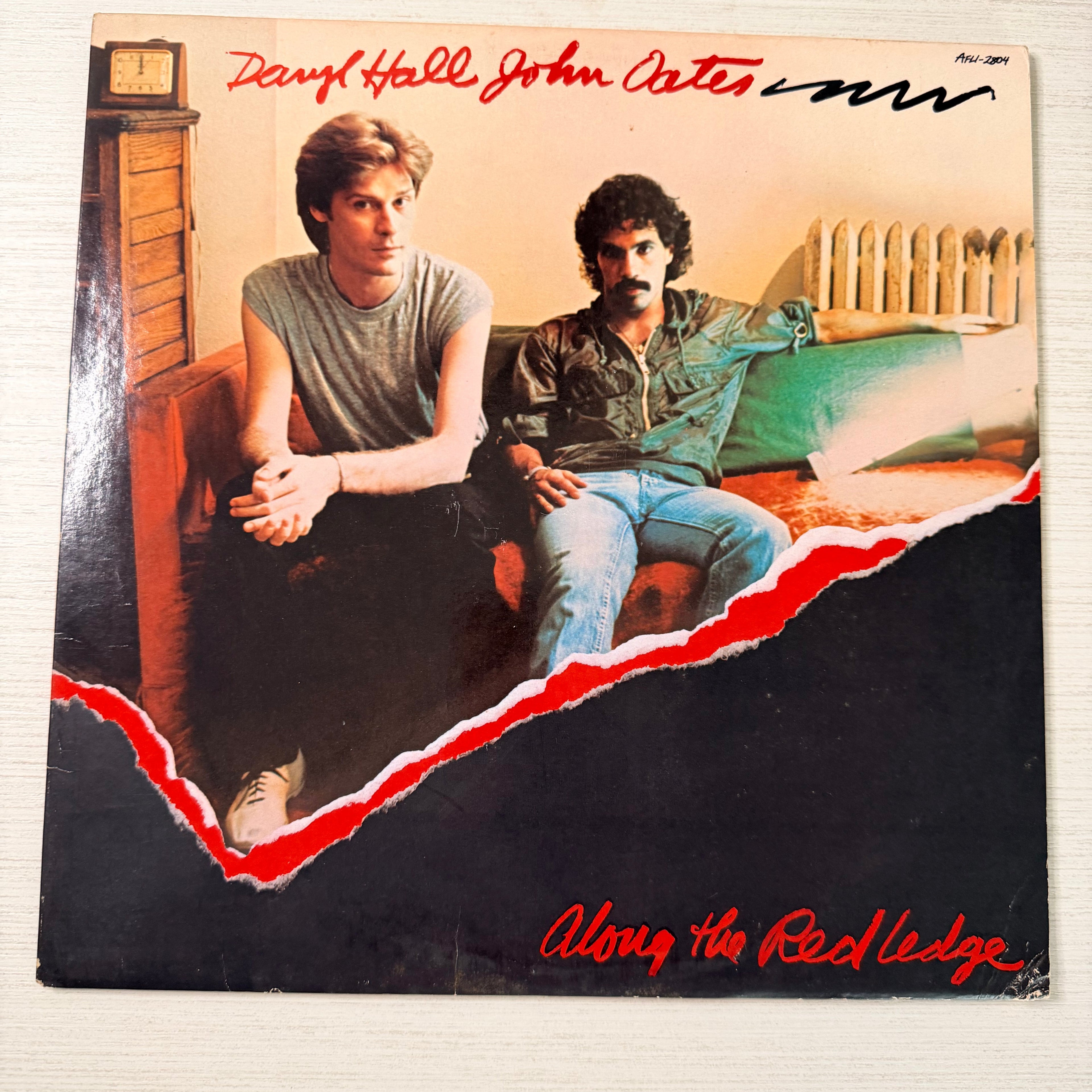 Daryl Hall & John Oates – Along The Red Ledge